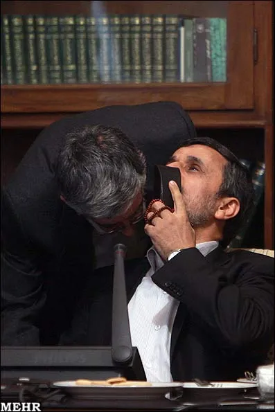 عکس/صحبت درگوشی حداد و احمدی نژاد