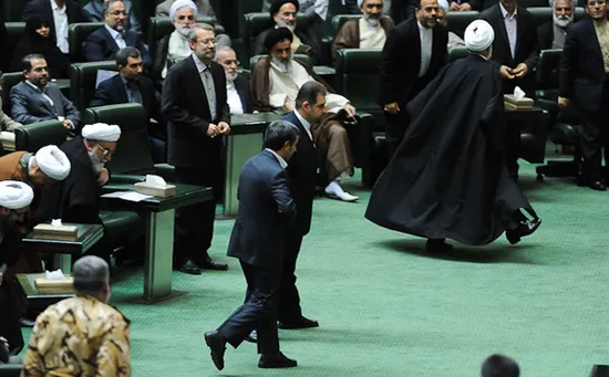 تصاویر) ناطق با شروع سخنرانی احمدی‌نژاد جلسه را ترک‌کرد