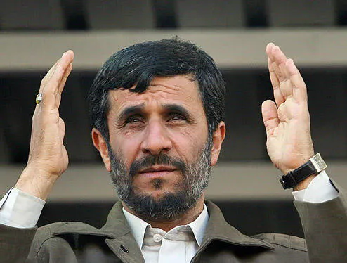 در مناسبات جهانی همه لبخند می‌زنند، اما به هم دروغ می‌گوید
