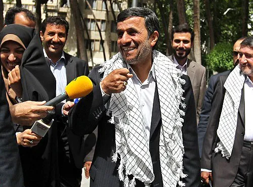 شوخی احمدی‌نژاد با خبرنگاران/عکس