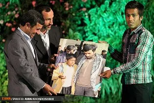 شبي كه چشمان احمدي‌نژاد تر شد (+عکس)