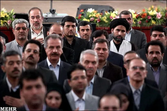 عکس/ احمدی نژاد در صف آخر