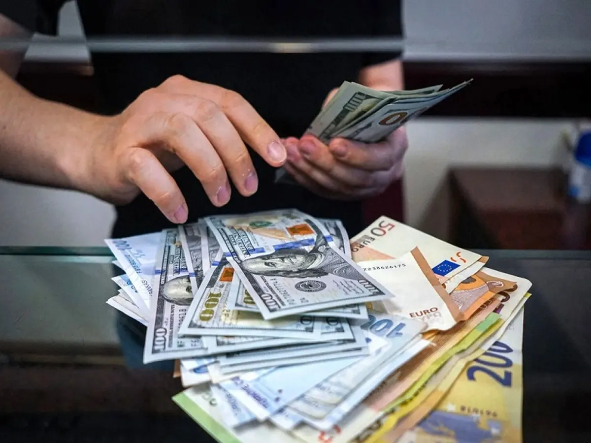 بازار ارز تجاری فعال است