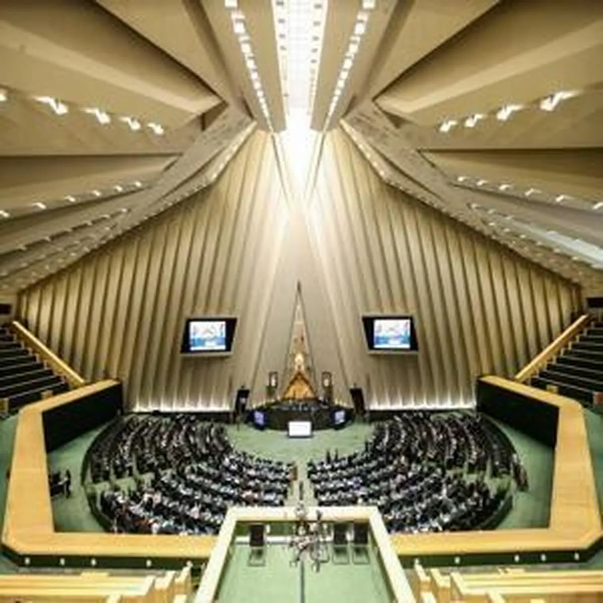 درخواست نمایندگان از پزشکیان برای لغو واگذاری ایران‌خودرو به کروز
