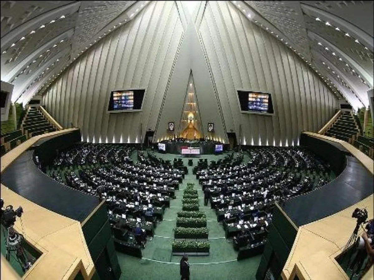 بانک مرکزی و وزارت اقتصاد پاسخگوی نوسانات دلار و طلا باشند