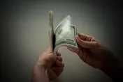 دلار ۵۰ هزارتومانی در بازار چه می‌کند؟
