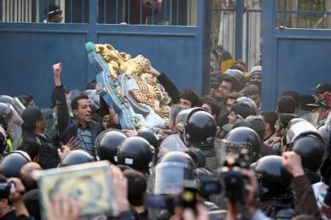 نشان سلطنتی انگلیس در دست دانشجویان + عکس