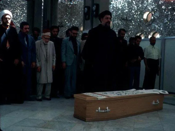 عکس/نماز امام‌موسی‌ صدر برپیکر دکتر شریعتی