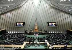 قضات مجددا از پرداخت مالیات پلکانی حقوق معاف شدند/ محمدباقر قالیباف رئیس مجلس در جریان بررسی بخش درآمدی لایحه بودجه ۱۴۰۰ در جلسه علنی امروز گفت: روز گذشته جز (۴) بند (الف) تبصره (۱۲) این لایحه در حوزه مالیات حقوق قضات و اعضای هیأت علمی مورد بحث قرار گرفت و مجدد این مسئله از نظر حقوقی بررسی شد که به حد نصاب دو سوم رأی نیاز داشت چون هر دو جز با هم یکی بود، قابل تفکیک از هم نبود، بنابراین به دلیل نیاز به دو سوم، تبصره به قوت خود باقی است.