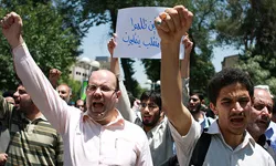 شعارهاي تند دانشجويان در برابر مجلس