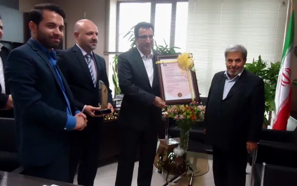 اهدای دو نشان استاندارد بین المللی و نوآوری به مدیر عامل کارگزاری بانک سامان