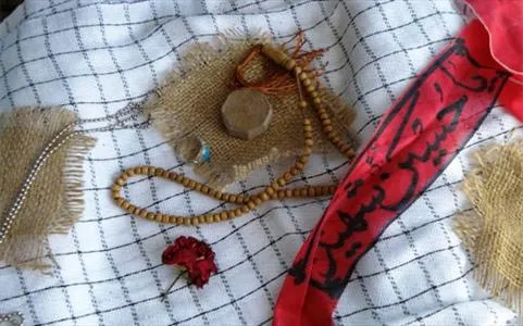 نمازی که پشت به قبله و با لباس نجس خوانده شد!