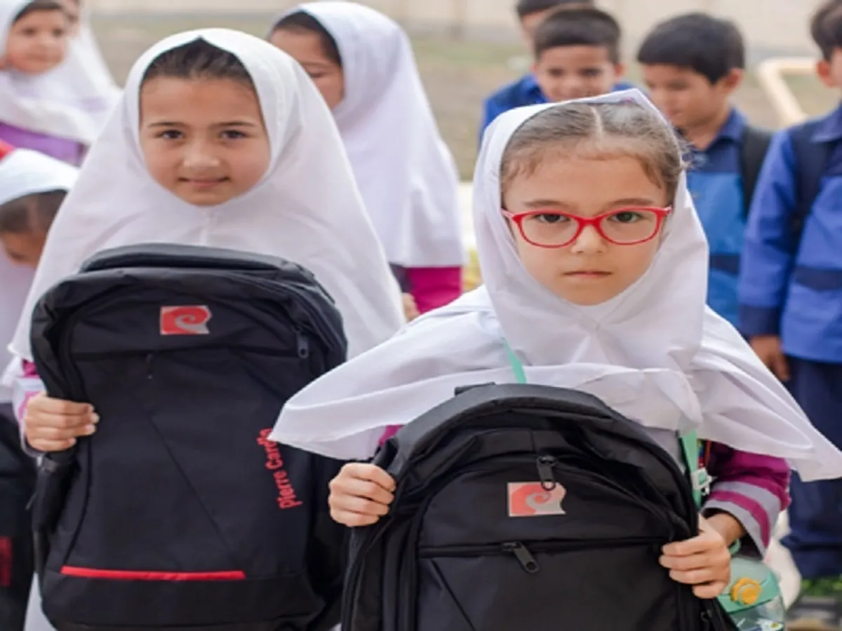 اهدای ۳۶۰۰ بسته لوازم التحریر به دانش آموزان مدارس بانک اقتصادنوین