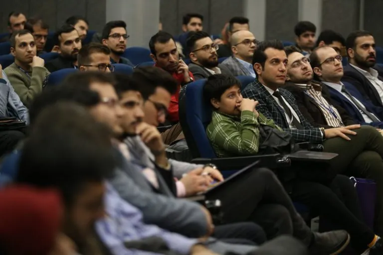 جایزه زبان فارسی در جشنواره وب و موبایل اهداء شد