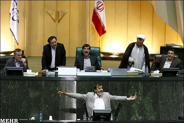 عکس/فریاد سخنران و رئیس جلسه