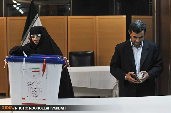 عکس/ احمدی نژاد و همسرش پای صندوق رای‬