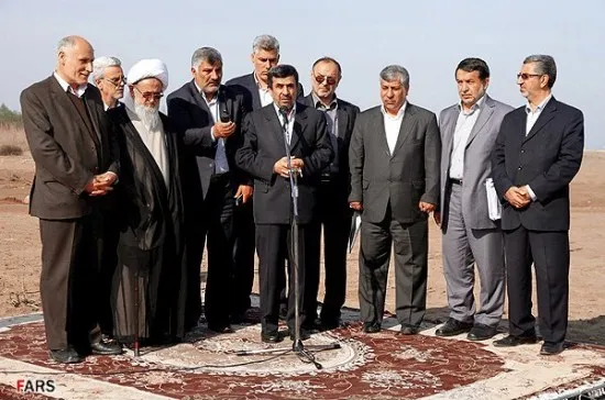 عکس/فرش قرمز زیر پای احمدی نژاد