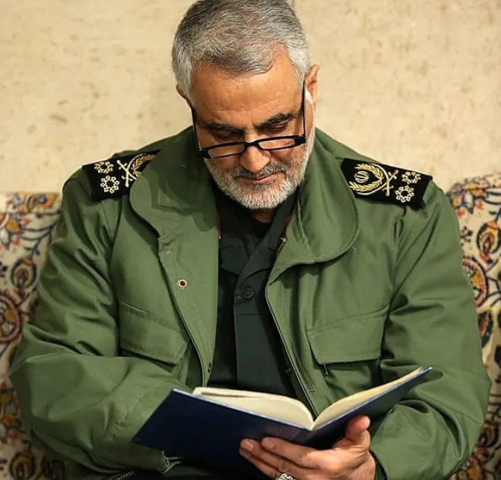 طنین فریاد مرگ بر آمریکا، مرگ بر اسرائیل در مسجد مقدس جمکران در مراسم تشییع سردار شهید سلیمانی
