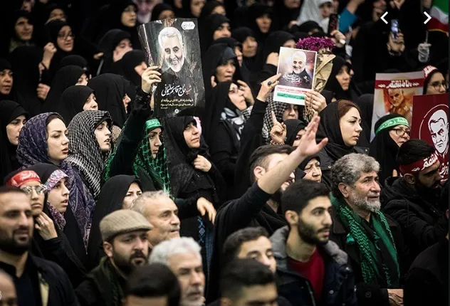 خبرنگار نیویورک تایمز: دریایی بیکران از مردم در مراسم تشییع سردار سلیمانی حضور یافته‌اند