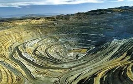 رفع مشکل کمبود خاک معدنی با بهره برداری از معدن مهدی آباد/ ظرفیت 200 میلیون تنی معدن