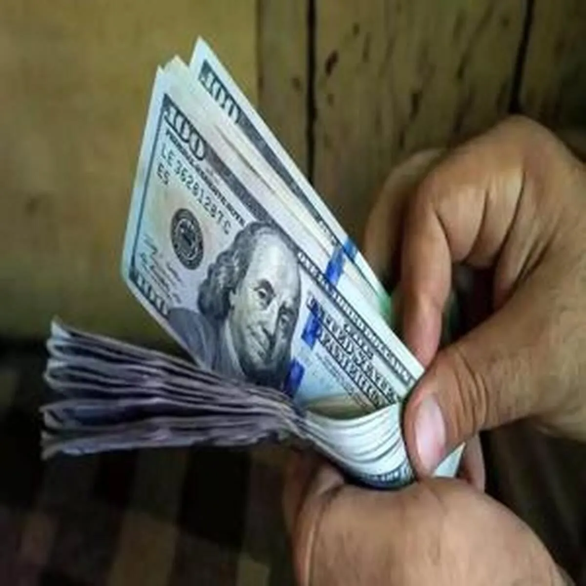 دلار آزاد در آستانه مرز روانی قرار گرفت