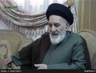 خلبان تیز پروازی که همزمان ملبس به لباس روحانیت بود