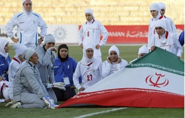 عکس>گریه تیم ملی بانوان ایران در پی مخالفت فيفا با پوشش آنان