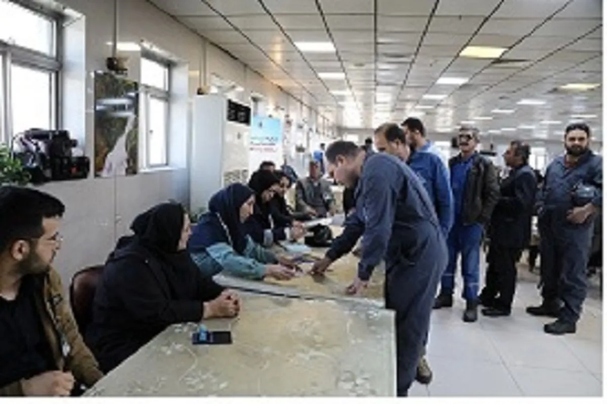 حضور پر شور كاركنان پتروشیمی شیراز در انتخابات