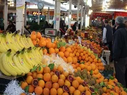دلایل گرانی میوه/ رئیس اتحادیه فروشندگان میوه وسبزی استان تهران مشخص نبودن ساعت کار میدان مرکزی میوه وتره بار، تعدد دلالان در میدان، صادر نشدن فاکتور معتبر، رعایت نشدن خالص فروشی و گرفتن پول کارگر از مغازه داران در میدان مرکزی را عوامل اصلی گرانی میوه دانست.