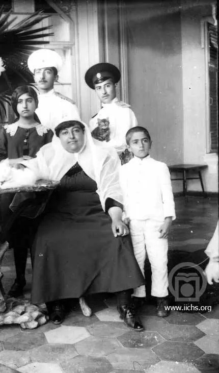 همسر محمدعلي‌ شاه‌ قاجار و فرزندانش/عکس