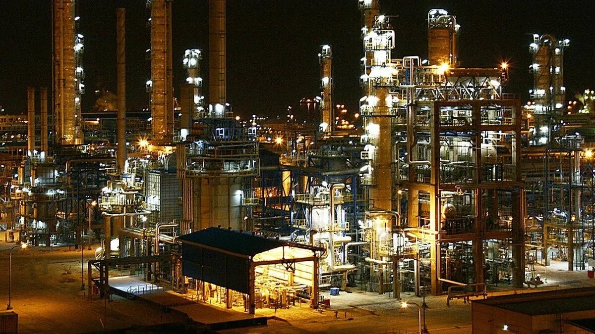 اهدای تندیس یادبود چهاردهمین نمایشگاه اصفهان پلاست به گروه صنایع پتروشیمی خلیج فارس و شرکت‌های تابعه 
