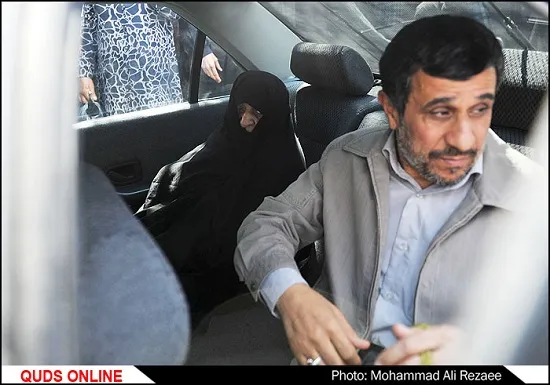 عکس: احمدی نژاد به همراه مادر