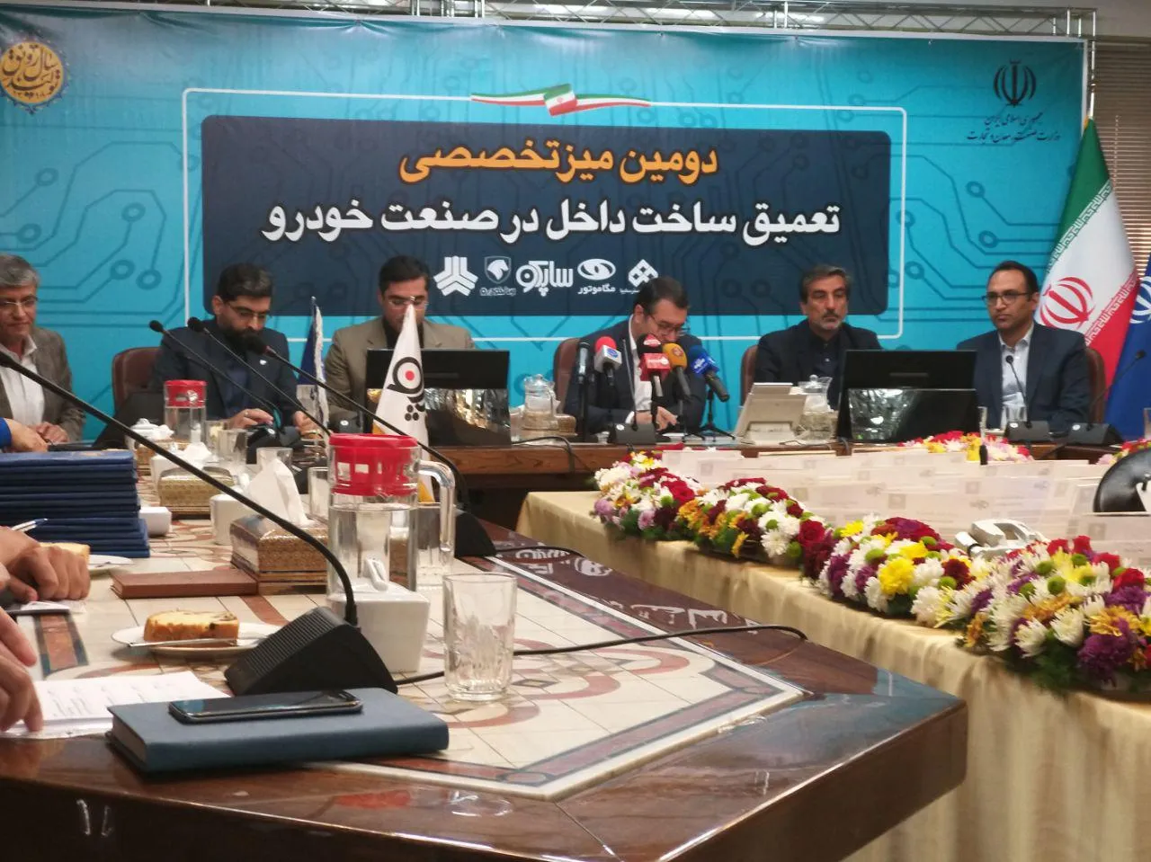 مدیرعامل گروه صنعتی ایران خودرو در حاشیه دومین میز
